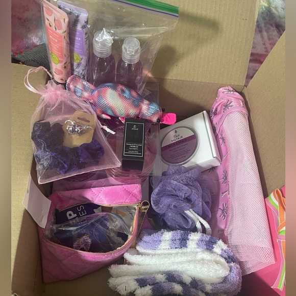 HIGH END Amazon MYSTERY box, Brand New Items Only 📦 🔥 NO JUNK, 5 ⭐️​​​ Women Men - Picture 8 of 16